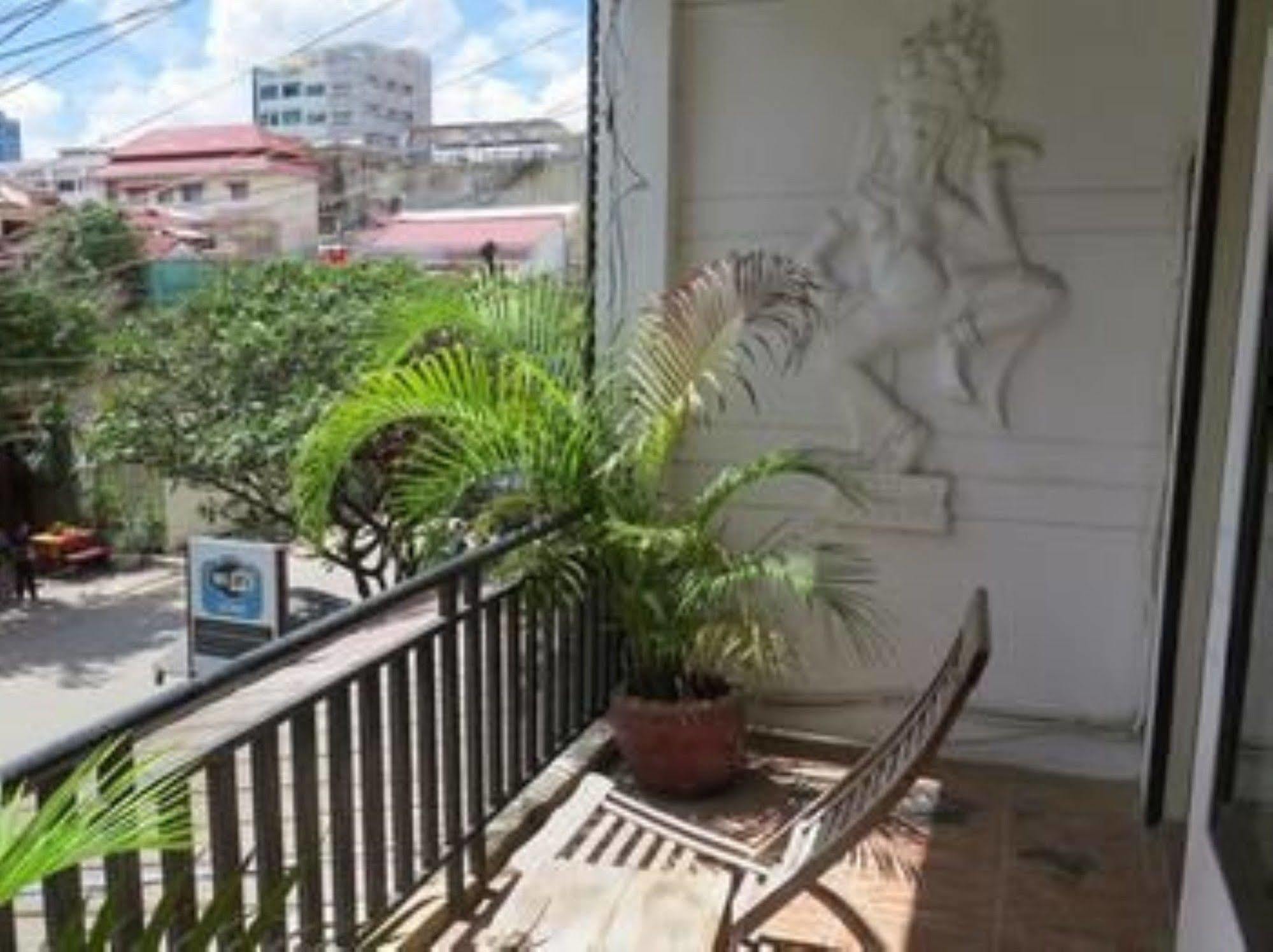 Goldie Guesthouse Phnom Penh Exterior photo